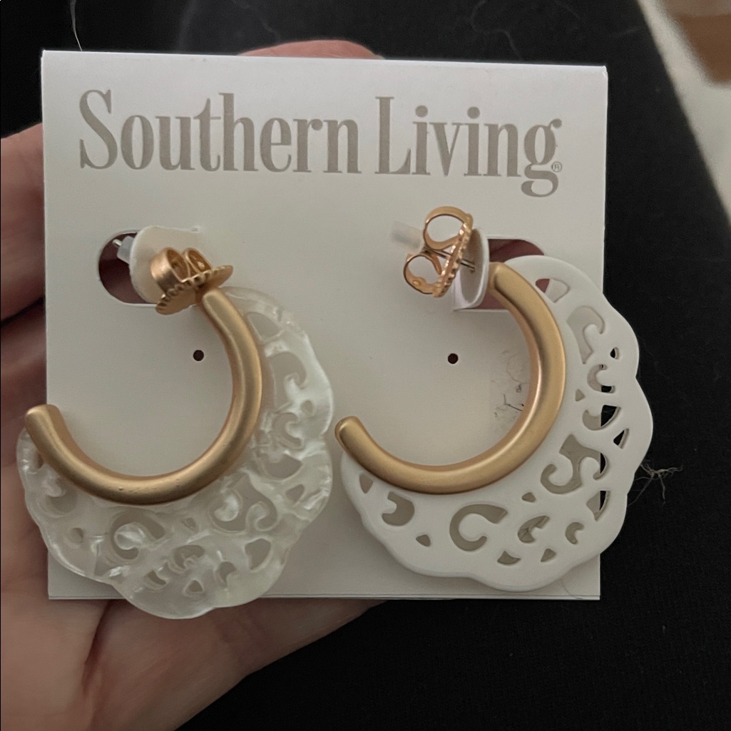 Nwt Southern Living Gold And Cream Shell Hoop Earrings 24$